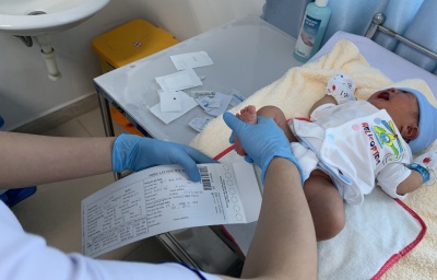 Lấy máu gót chân-sàng lọc quan trọng khi bé chào đời